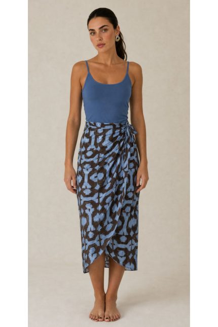 Serifos Viscose Wrap Midi Skirt Κωδικός: 2728 Χαρακτηριστικά Προϊόντος • Πολυμορφική κρουαζέ midi φούστα • Εσωτερικό φύλλο που ασφαλίζει με κορδονάκι • Εξωτερικό φύλλο που τυλίγει το σώμα και δένει στη μέση • Ρυθμιζόμενη εφαρμογή που προσαρμόζεται εύκολα στη σιλουέτα • Άνετη γραμμή με φυσική κίνηση • Midi μήκος • Ασύμμετρο τελείωμα • One Size – καλύπτει έως X-Large • Viscose blend σύνθεση • Ανάλαφρη, δροσερή και breathable αίσθηση • Πολύ μαλακή υφή με όμορφη εφαρμογή Διαστάσεις (One Size) • Μέση: έως 105 cm (ρυθμιζόμενη με δέσιμο) • Περιφέρεια: έως 120 cm • Μήκος: Midi Asymmetrical Οδηγίες Φροντίδας • Πλύσιμο στους 30°C • Χωρίς στύψιμο • Σιδέρωμα σε χαμηλή θερμοκρασία