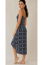 Serifos Viscose Wrap Midi Skirt Κωδικός: 2728 Χαρακτηριστικά Προϊόντος • Πολυμορφική κρουαζέ midi φούστα • Εσωτερικό φύλλο που ασφαλίζει με κορδονάκι • Εξωτερικό φύλλο που τυλίγει το σώμα και δένει στη μέση • Ρυθμιζόμενη εφαρμογή που προσαρμόζεται εύκολα στη σιλουέτα • Άνετη γραμμή με φυσική κίνηση • Midi μήκος • Ασύμμετρο τελείωμα • One Size – καλύπτει έως X-Large • Viscose blend σύνθεση • Ανάλαφρη, δροσερή και breathable αίσθηση • Πολύ μαλακή υφή με όμορφη εφαρμογή Διαστάσεις (One Size) • Μέση: έως 105 cm (ρυθμιζόμενη με δέσιμο) • Περιφέρεια: έως 120 cm • Μήκος: Midi Asymmetrical Οδηγίες Φροντίδας • Πλύσιμο στους 30°C • Χωρίς στύψιμο • Σιδέρωμα σε χαμηλή θερμοκρασία