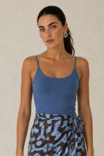 Serifos Viscose Wrap Midi Skirt Κωδικός: 2728 Χαρακτηριστικά Προϊόντος • Πολυμορφική κρουαζέ midi φούστα • Εσωτερικό φύλλο που ασφαλίζει με κορδονάκι • Εξωτερικό φύλλο που τυλίγει το σώμα και δένει στη μέση • Ρυθμιζόμενη εφαρμογή που προσαρμόζεται εύκολα στη σιλουέτα • Άνετη γραμμή με φυσική κίνηση • Midi μήκος • Ασύμμετρο τελείωμα • One Size – καλύπτει έως X-Large • Viscose blend σύνθεση • Ανάλαφρη, δροσερή και breathable αίσθηση • Πολύ μαλακή υφή με όμορφη εφαρμογή Διαστάσεις (One Size) • Μέση: έως 105 cm (ρυθμιζόμενη με δέσιμο) • Περιφέρεια: έως 120 cm • Μήκος: Midi Asymmetrical Οδηγίες Φροντίδας • Πλύσιμο στους 30°C • Χωρίς στύψιμο • Σιδέρωμα σε χαμηλή θερμοκρασία