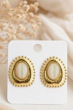 Helmi Earrings Χαρακτηριστικά Vintage-inspired σχέδιο Περλέ ιβουάρ πέτρα Χρυσό μεταλλικό φινίρισμα Ελαφριά και άνετη εφαρμογή Διαστάσεις: 3 x 3,5 cm Κούμπωμα clip (χωρίς τρύπα) Υλικό Stainless Steel  Υποαλλεργικό  Δεν μαυρίζει εύκολα Ανθεκτικό στη φθορά και την καθημερινή χρήση  Δεν σκουριάζει Διατηρεί τη λάμψη του για μεγάλο χρονικό διάστημα
