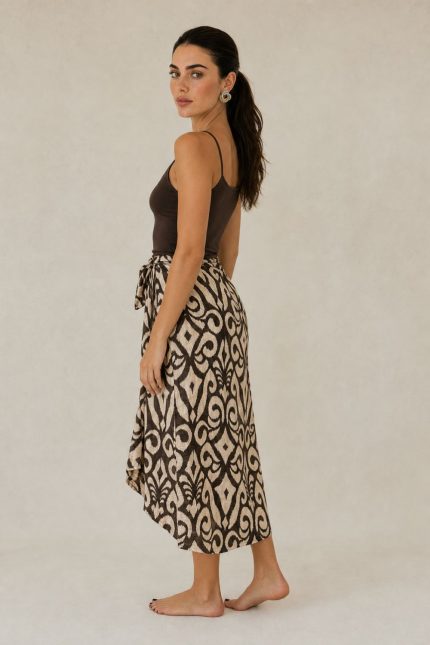 Serifos Viscose Wrap Midi Skirt in brown Κωδικός: 2728 Χαρακτηριστικά Προϊόντος • Πολυμορφική κρουαζέ midi φούστα • Εσωτερικό φύλλο που ασφαλίζει με κορδονάκι • Εξωτερικό φύλλο που τυλίγει το σώμα και δένει στη μέση • Ρυθμιζόμενη εφαρμογή που προσαρμόζεται εύκολα στη σιλουέτα • Άνετη γραμμή με φυσική κίνηση • Midi μήκος • Ασύμμετρο τελείωμα • One Size – καλύπτει έως X-Large • Viscose blend σύνθεση • Ανάλαφρη, δροσερή και breathable αίσθηση • Πολύ μαλακή υφή με όμορφη εφαρμογή Διαστάσεις (One Size) • Μέση: έως 105 cm (ρυθμιζόμενη με δέσιμο) • Περιφέρεια: έως 120 cm • Μήκος: Midi Asymmetrical Οδηγίες Φροντίδας • Πλύσιμο στους 30°C • Χωρίς στύψιμο • Σιδέρωμα σε χαμηλή θερμοκρασία