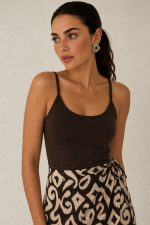 Serifos Viscose Wrap Midi Skirt in brown Κωδικός: 2728 Χαρακτηριστικά Προϊόντος • Πολυμορφική κρουαζέ midi φούστα • Εσωτερικό φύλλο που ασφαλίζει με κορδονάκι • Εξωτερικό φύλλο που τυλίγει το σώμα και δένει στη μέση • Ρυθμιζόμενη εφαρμογή που προσαρμόζεται εύκολα στη σιλουέτα • Άνετη γραμμή με φυσική κίνηση • Midi μήκος • Ασύμμετρο τελείωμα • One Size – καλύπτει έως X-Large • Viscose blend σύνθεση • Ανάλαφρη, δροσερή και breathable αίσθηση • Πολύ μαλακή υφή με όμορφη εφαρμογή Διαστάσεις (One Size) • Μέση: έως 105 cm (ρυθμιζόμενη με δέσιμο) • Περιφέρεια: έως 120 cm • Μήκος: Midi Asymmetrical Οδηγίες Φροντίδας • Πλύσιμο στους 30°C • Χωρίς στύψιμο • Σιδέρωμα σε χαμηλή θερμοκρασία