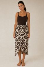 Serifos Viscose Wrap Midi Skirt in brown Κωδικός: 2728 Χαρακτηριστικά Προϊόντος • Πολυμορφική κρουαζέ midi φούστα • Εσωτερικό φύλλο που ασφαλίζει με κορδονάκι • Εξωτερικό φύλλο που τυλίγει το σώμα και δένει στη μέση • Ρυθμιζόμενη εφαρμογή που προσαρμόζεται εύκολα στη σιλουέτα • Άνετη γραμμή με φυσική κίνηση • Midi μήκος • Ασύμμετρο τελείωμα • One Size – καλύπτει έως X-Large • Viscose blend σύνθεση • Ανάλαφρη, δροσερή και breathable αίσθηση • Πολύ μαλακή υφή με όμορφη εφαρμογή Διαστάσεις (One Size) • Μέση: έως 105 cm (ρυθμιζόμενη με δέσιμο) • Περιφέρεια: έως 120 cm • Μήκος: Midi Asymmetrical Οδηγίες Φροντίδας • Πλύσιμο στους 30°C • Χωρίς στύψιμο • Σιδέρωμα σε χαμηλή θερμοκρασία