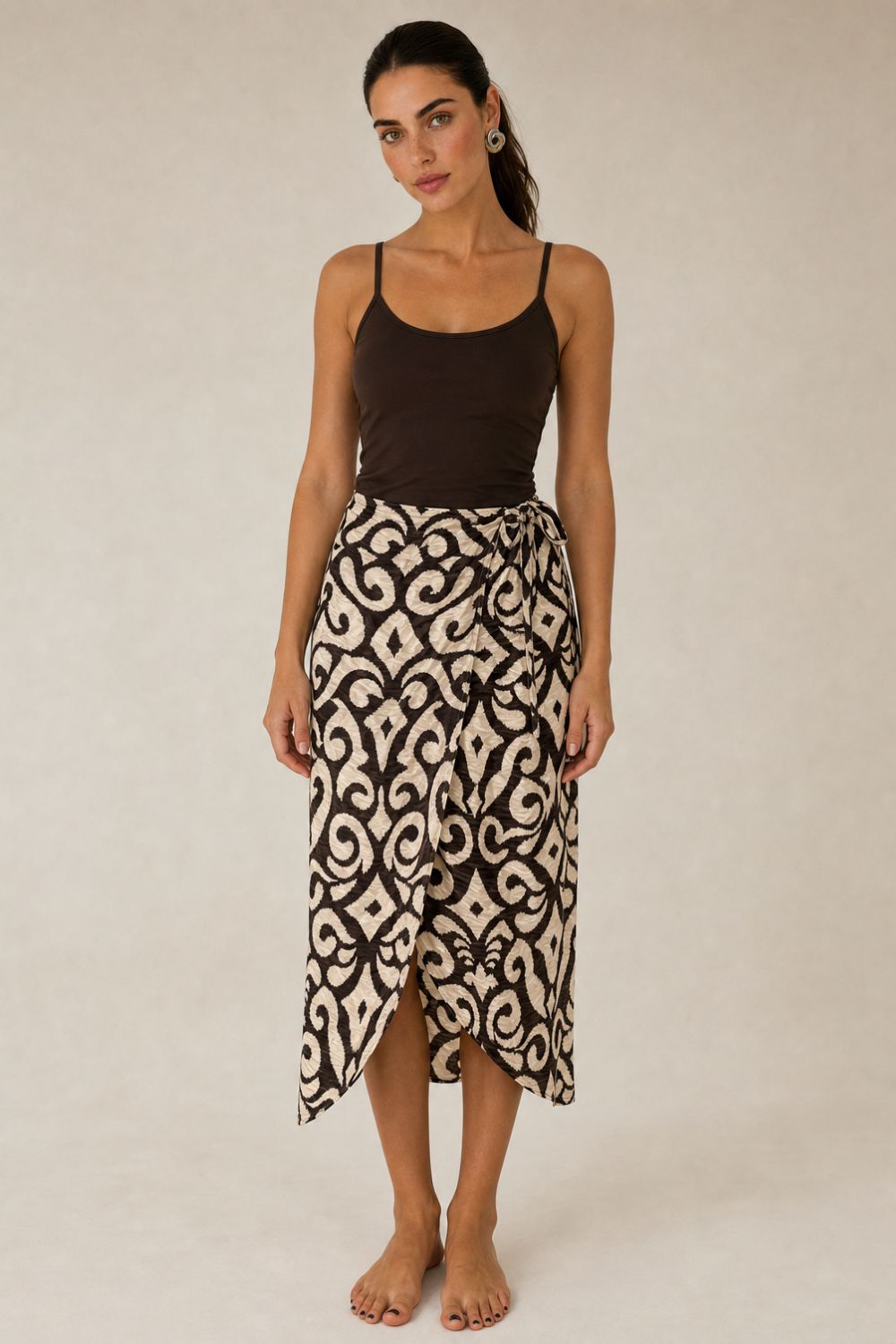 Serifos Viscose Wrap Midi Skirt in brown Κωδικός: 2728 Χαρακτηριστικά Προϊόντος • Πολυμορφική κρουαζέ midi φούστα • Εσωτερικό φύλλο που ασφαλίζει με κορδονάκι • Εξωτερικό φύλλο που τυλίγει το σώμα και δένει στη μέση • Ρυθμιζόμενη εφαρμογή που προσαρμόζεται εύκολα στη σιλουέτα • Άνετη γραμμή με φυσική κίνηση • Midi μήκος • Ασύμμετρο τελείωμα • One Size – καλύπτει έως X-Large • Viscose blend σύνθεση • Ανάλαφρη, δροσερή και breathable αίσθηση • Πολύ μαλακή υφή με όμορφη εφαρμογή Διαστάσεις (One Size) • Μέση: έως 105 cm (ρυθμιζόμενη με δέσιμο) • Περιφέρεια: έως 120 cm • Μήκος: Midi Asymmetrical Οδηγίες Φροντίδας • Πλύσιμο στους 30°C • Χωρίς στύψιμο • Σιδέρωμα σε χαμηλή θερμοκρασία Serifos Viscose Wrap Midi Skirt in brown Κωδικός: 2728 Χαρακτηριστικά Προϊόντος • Πολυμορφική κρουαζέ midi φούστα • Εσωτερικό φύλλο που ασφαλίζει με κορδονάκι • Εξωτερικό φύλλο που τυλίγει το σώμα και δένει στη μέση • Ρυθμιζόμενη εφαρμογή που προσαρμόζεται εύκολα στη σιλουέτα • Άνετη γραμμή με φυσική κίνηση • Midi μήκος • Ασύμμετρο τελείωμα • One Size – καλύπτει έως X-Large • Viscose blend σύνθεση • Ανάλαφρη, δροσερή και breathable αίσθηση • Πολύ μαλακή υφή με όμορφη εφαρμογή Διαστάσεις (One Size) • Μέση: έως 105 cm (ρυθμιζόμενη με δέσιμο) • Περιφέρεια: έως 120 cm • Μήκος: Midi Asymmetrical Οδηγίες Φροντίδας • Πλύσιμο στους 30°C • Χωρίς στύψιμο • Σιδέρωμα σε χαμηλή θερμοκρασία