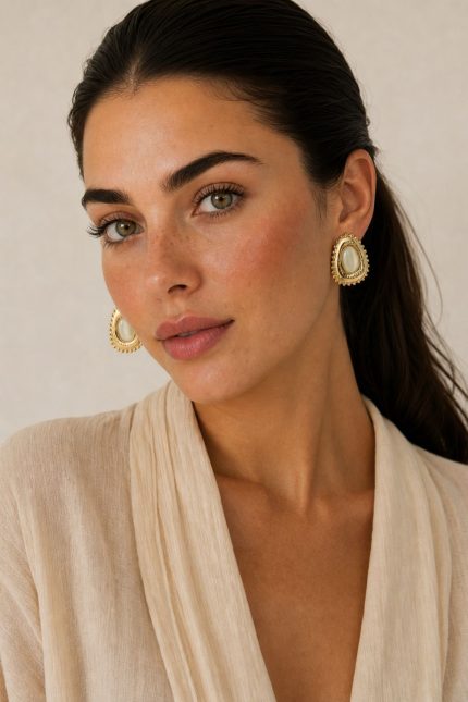 Helmi Earrings Χαρακτηριστικά Vintage-inspired σχέδιο Περλέ ιβουάρ πέτρα Χρυσό μεταλλικό φινίρισμα Ελαφριά και άνετη εφαρμογή Διαστάσεις: 3 x 3,5 cm Κούμπωμα clip (χωρίς τρύπα) Υλικό Stainless Steel  Υποαλλεργικό  Δεν μαυρίζει εύκολα Ανθεκτικό στη φθορά και την καθημερινή χρήση  Δεν σκουριάζει Διατηρεί τη λάμψη του για μεγάλο χρονικό διάστημα