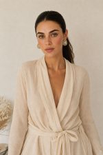 Helmi Earrings Χαρακτηριστικά Vintage-inspired σχέδιο Περλέ ιβουάρ πέτρα Χρυσό μεταλλικό φινίρισμα Ελαφριά και άνετη εφαρμογή Διαστάσεις: 3 x 3,5 cm Κούμπωμα clip (χωρίς τρύπα) Υλικό Stainless Steel  Υποαλλεργικό  Δεν μαυρίζει εύκολα Ανθεκτικό στη φθορά και την καθημερινή χρήση  Δεν σκουριάζει Διατηρεί τη λάμψη του για μεγάλο χρονικό διάστημα