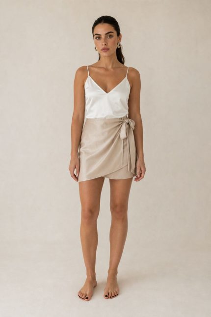 Satin Mini Wrap Skirt Κωδικός: 6321 Χαρακτηριστικά Προϊόντος • Mini κρουαζέ φούστα με σατινέ υφή • Εσωτερικό φύλλο που ασφαλίζει με κορδονάκι • Εξωτερικό φύλλο που τυλίγει το σώμα και δένει στη μέση • Ρυθμιζόμενη εφαρμογή που προσαρμόζεται στη σιλουέτα • Άνετη γραμμή που κολακεύει το σώμα • Mini μήκος • One Size – καλύπτει έως Large • Satin blend σύνθεση • Ανάλαφρη, απαλή και δροσερή αίσθηση • Πολυμορφικός σχεδιασμός για εύκολους συνδυασμούς από το πρωί έως το βράδυ Διαστάσεις (One Size) • Μέση: έως 95–100 cm (ρυθμιζόμενη με δέσιμο) • Περιφέρεια: έως 110 cm • Μήκος: Mini Οδηγίες Φροντίδας • Πλύσιμο στους 30°C • Χωρίς στύψιμο • Σιδέρωμα σε χαμηλή θερμοκρασία