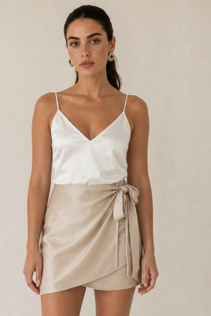 Satin Mini Wrap Skirt Κωδικός: 6321 Χαρακτηριστικά Προϊόντος • Mini κρουαζέ φούστα με σατινέ υφή • Εσωτερικό φύλλο που ασφαλίζει με κορδονάκι • Εξωτερικό φύλλο που τυλίγει το σώμα και δένει στη μέση • Ρυθμιζόμενη εφαρμογή που προσαρμόζεται στη σιλουέτα • Άνετη γραμμή που κολακεύει το σώμα • Mini μήκος • One Size – καλύπτει έως Large • Satin blend σύνθεση • Ανάλαφρη, απαλή και δροσερή αίσθηση • Πολυμορφικός σχεδιασμός για εύκολους συνδυασμούς από το πρωί έως το βράδυ Διαστάσεις (One Size) • Μέση: έως 95–100 cm (ρυθμιζόμενη με δέσιμο) • Περιφέρεια: έως 110 cm • Μήκος: Mini Οδηγίες Φροντίδας • Πλύσιμο στους 30°C • Χωρίς στύψιμο • Σιδέρωμα σε χαμηλή θερμοκρασία