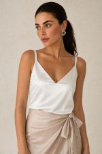 Satin Mini Wrap Skirt Κωδικός: 6321 Χαρακτηριστικά Προϊόντος • Mini κρουαζέ φούστα με σατινέ υφή • Εσωτερικό φύλλο που ασφαλίζει με κορδονάκι • Εξωτερικό φύλλο που τυλίγει το σώμα και δένει στη μέση • Ρυθμιζόμενη εφαρμογή που προσαρμόζεται στη σιλουέτα • Άνετη γραμμή που κολακεύει το σώμα • Mini μήκος • One Size – καλύπτει έως Large • Satin blend σύνθεση • Ανάλαφρη, απαλή και δροσερή αίσθηση • Πολυμορφικός σχεδιασμός για εύκολους συνδυασμούς από το πρωί έως το βράδυ Διαστάσεις (One Size) • Μέση: έως 95–100 cm (ρυθμιζόμενη με δέσιμο) • Περιφέρεια: έως 110 cm • Μήκος: Mini Οδηγίες Φροντίδας • Πλύσιμο στους 30°C • Χωρίς στύψιμο • Σιδέρωμα σε χαμηλή θερμοκρασία