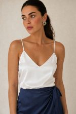 Satin Mini Wrap Skirt Κωδικός: 6321 Χαρακτηριστικά Προϊόντος • Mini κρουαζέ φούστα με σατινέ υφή • Εσωτερικό φύλλο που ασφαλίζει με κορδονάκι • Εξωτερικό φύλλο που τυλίγει το σώμα και δένει στη μέση • Ρυθμιζόμενη εφαρμογή που προσαρμόζεται στη σιλουέτα • Άνετη γραμμή που κολακεύει το σώμα • Mini μήκος • One Size – καλύπτει έως Large • Satin blend σύνθεση • Ανάλαφρη, απαλή και δροσερή αίσθηση • Πολυμορφικός σχεδιασμός για εύκολους συνδυασμούς από το πρωί έως το βράδυ Διαστάσεις (One Size) • Μέση: έως 95–100 cm (ρυθμιζόμενη με δέσιμο) • Περιφέρεια: έως 110 cm • Μήκος: Mini Οδηγίες Φροντίδας • Πλύσιμο στους 30°C • Χωρίς στύψιμο • Σιδέρωμα σε χαμηλή θερμοκρασία