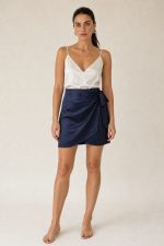 Satin Mini Wrap Skirt Κωδικός: 6321 Χαρακτηριστικά Προϊόντος • Mini κρουαζέ φούστα με σατινέ υφή • Εσωτερικό φύλλο που ασφαλίζει με κορδονάκι • Εξωτερικό φύλλο που τυλίγει το σώμα και δένει στη μέση • Ρυθμιζόμενη εφαρμογή που προσαρμόζεται στη σιλουέτα • Άνετη γραμμή που κολακεύει το σώμα • Mini μήκος • One Size – καλύπτει έως Large • Satin blend σύνθεση • Ανάλαφρη, απαλή και δροσερή αίσθηση • Πολυμορφικός σχεδιασμός για εύκολους συνδυασμούς από το πρωί έως το βράδυ Διαστάσεις (One Size) • Μέση: έως 95–100 cm (ρυθμιζόμενη με δέσιμο) • Περιφέρεια: έως 110 cm • Μήκος: Mini Οδηγίες Φροντίδας • Πλύσιμο στους 30°C • Χωρίς στύψιμο • Σιδέρωμα σε χαμηλή θερμοκρασία