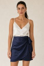 Satin Mini Wrap Skirt Κωδικός: 6321 Χαρακτηριστικά Προϊόντος • Mini κρουαζέ φούστα με σατινέ υφή • Εσωτερικό φύλλο που ασφαλίζει με κορδονάκι • Εξωτερικό φύλλο που τυλίγει το σώμα και δένει στη μέση • Ρυθμιζόμενη εφαρμογή που προσαρμόζεται στη σιλουέτα • Άνετη γραμμή που κολακεύει το σώμα • Mini μήκος • One Size – καλύπτει έως Large • Satin blend σύνθεση • Ανάλαφρη, απαλή και δροσερή αίσθηση • Πολυμορφικός σχεδιασμός για εύκολους συνδυασμούς από το πρωί έως το βράδυ Διαστάσεις (One Size) • Μέση: έως 95–100 cm (ρυθμιζόμενη με δέσιμο) • Περιφέρεια: έως 110 cm • Μήκος: Mini Οδηγίες Φροντίδας • Πλύσιμο στους 30°C • Χωρίς στύψιμο • Σιδέρωμα σε χαμηλή θερμοκρασία