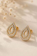 Luna Drop Earrings Χαρακτηριστικά Χρυσό μεταλλικό φινίρισμα Διακόσμηση με λαμπερά zircon Minimal σχέδιο σε σχήμα σταγόνας Ανθεκτικά στο χρόνο και στην καθημερινή χρήση Διαστάσεις: 1,5 cm Κούμπωμα καρφάκι Υλικό Stainless Steel  Υποαλλεργικό  Δεν μαυρίζει εύκολα Ανθεκτικό στη φθορά και την καθημερινή χρήση  Δεν σκουριάζει Διατηρεί τη λάμψη του για μεγάλο χρονικό διάστημα