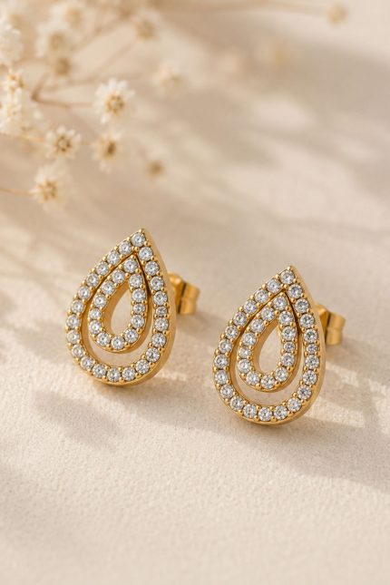 Luna Drop Earrings Χαρακτηριστικά Χρυσό μεταλλικό φινίρισμα Διακόσμηση με λαμπερά zircon Minimal σχέδιο σε σχήμα σταγόνας Ανθεκτικά στο χρόνο και στην καθημερινή χρήση Διαστάσεις: 1,5 cm Κούμπωμα καρφάκι Υλικό Stainless Steel  Υποαλλεργικό  Δεν μαυρίζει εύκολα Ανθεκτικό στη φθορά και την καθημερινή χρήση  Δεν σκουριάζει Διατηρεί τη λάμψη του για μεγάλο χρονικό διάστημα