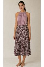 Midi Floral Skirt Κωδικός: 2730 Χαρακτηριστικά Προϊόντος • Midi φούστα με διαχρονικό μικρό floral print • Ελαφρώς Α γραμμή που κολακεύει τη σιλουέτα • Λάστιχο στη μέση για άνετη και σταθερή εφαρμογή • Ανάλαφρη εφαρμογή με όμορφη φυσική κίνηση • Midi μήκος • One Size – καλύπτει έως Large • Σταθερό viscose blend ύφασμα • Πολύ δροσερή και breathable αίσθηση • Εξαιρετικά μαλακή στην αφή • Κατάλληλη για ευαίσθητα δέρματα και άτομα με αλλεργίες Διαστάσεις Μέγεθος Μέση Περιφέρεια Μήκος One Size έως 92 cm έως 104 cm 87 cm Οδηγίες Φροντίδας • Πλύσιμο έως 30°C • Χωρίς στύψιμο • Σιδέρωμα σε κανονική θερμοκρασία