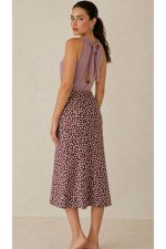 Midi Floral Skirt Κωδικός: 2730 Χαρακτηριστικά Προϊόντος • Midi φούστα με διαχρονικό μικρό floral print • Ελαφρώς Α γραμμή που κολακεύει τη σιλουέτα • Λάστιχο στη μέση για άνετη και σταθερή εφαρμογή • Ανάλαφρη εφαρμογή με όμορφη φυσική κίνηση • Midi μήκος • One Size – καλύπτει έως Large • Σταθερό viscose blend ύφασμα • Πολύ δροσερή και breathable αίσθηση • Εξαιρετικά μαλακή στην αφή • Κατάλληλη για ευαίσθητα δέρματα και άτομα με αλλεργίες Διαστάσεις Μέγεθος Μέση Περιφέρεια Μήκος One Size έως 92 cm έως 104 cm 87 cm Οδηγίες Φροντίδας • Πλύσιμο έως 30°C • Χωρίς στύψιμο • Σιδέρωμα σε κανονική θερμοκρασία
