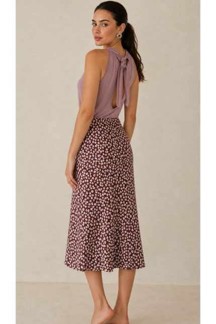 Midi Floral Skirt Κωδικός: 2730 Χαρακτηριστικά Προϊόντος • Midi φούστα με διαχρονικό μικρό floral print • Ελαφρώς Α γραμμή που κολακεύει τη σιλουέτα • Λάστιχο στη μέση για άνετη και σταθερή εφαρμογή • Ανάλαφρη εφαρμογή με όμορφη φυσική κίνηση • Midi μήκος • One Size – καλύπτει έως Large • Σταθερό viscose blend ύφασμα • Πολύ δροσερή και breathable αίσθηση • Εξαιρετικά μαλακή στην αφή • Κατάλληλη για ευαίσθητα δέρματα και άτομα με αλλεργίες Διαστάσεις Μέγεθος Μέση Περιφέρεια Μήκος One Size έως 92 cm έως 104 cm 87 cm Οδηγίες Φροντίδας • Πλύσιμο έως 30°C • Χωρίς στύψιμο • Σιδέρωμα σε κανονική θερμοκρασία