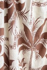 Vacation Mini Dress Χαρακτηριστικά Προϊόντος • Mini φόρεμα με tropical palm print • Ανάλαφρη Α γραμμή για άνετη εφαρμογή • Ρυθμιζόμενες τιράντες για ιδανική προσαρμογή • Ελαστικό τελείωμα στο μπούστο για σταθερή εφαρμογή • Διακοσμητικό κορδονάκι στο ντεκολτέ • Βολάν στο τελείωμα για περισσότερη κίνηση • One Size – καλύπτει έως X-Large • 100% βαμβακερό ύφασμα (Cotton) • Πολύ δροσερό, ανάλαφρο και εξαιρετικά μαλακό στην αφή • Breathable σύνθεση ιδανική για υψηλές θερμοκρασίες • Δεν διαφανίζει One Size – καλύπτει έως X-Large. Διαστάσεις Μέγεθος Στήθος Περιφέρεια Μήκος One Size έως 110–115 cm έως 130 cm 90 cm* *Το μήκος μπορεί να διαφέρει ελαφρώς ανάλογα με τη ρύθμιση στις τιράντες. Οδηγίες Φροντίδας • Πλύσιμο στους 30°C • Στύψιμο σε χαμηλές στροφές • Σιδέρωμα σε χαμηλή θερμοκρασία