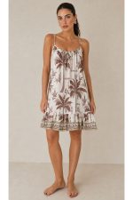 Vacation Mini Dress Χαρακτηριστικά Προϊόντος • Mini φόρεμα με tropical palm print • Ανάλαφρη Α γραμμή για άνετη εφαρμογή • Ρυθμιζόμενες τιράντες για ιδανική προσαρμογή • Ελαστικό τελείωμα στο μπούστο για σταθερή εφαρμογή • Διακοσμητικό κορδονάκι στο ντεκολτέ • Βολάν στο τελείωμα για περισσότερη κίνηση • One Size – καλύπτει έως X-Large • 100% βαμβακερό ύφασμα (Cotton) • Πολύ δροσερό, ανάλαφρο και εξαιρετικά μαλακό στην αφή • Breathable σύνθεση ιδανική για υψηλές θερμοκρασίες • Δεν διαφανίζει One Size – καλύπτει έως X-Large. Διαστάσεις Μέγεθος Στήθος Περιφέρεια Μήκος One Size έως 110–115 cm έως 130 cm 90 cm* *Το μήκος μπορεί να διαφέρει ελαφρώς ανάλογα με τη ρύθμιση στις τιράντες. Οδηγίες Φροντίδας • Πλύσιμο στους 30°C • Στύψιμο σε χαμηλές στροφές • Σιδέρωμα σε χαμηλή θερμοκρασία