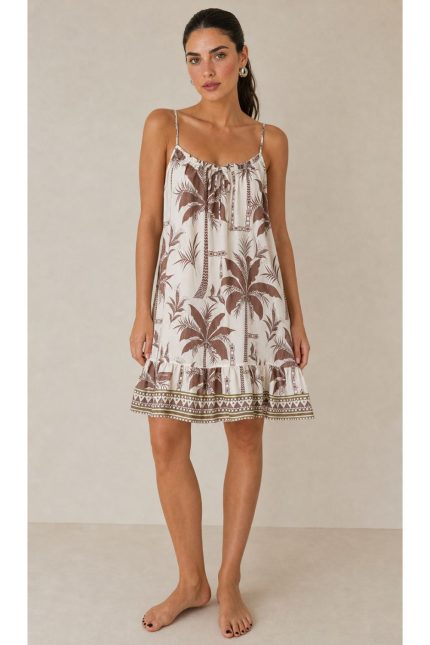 Vacation Mini Dress Χαρακτηριστικά Προϊόντος • Mini φόρεμα με tropical palm print • Ανάλαφρη Α γραμμή για άνετη εφαρμογή • Ρυθμιζόμενες τιράντες για ιδανική προσαρμογή • Ελαστικό τελείωμα στο μπούστο για σταθερή εφαρμογή • Διακοσμητικό κορδονάκι στο ντεκολτέ • Βολάν στο τελείωμα για περισσότερη κίνηση • One Size – καλύπτει έως X-Large • 100% βαμβακερό ύφασμα (Cotton) • Πολύ δροσερό, ανάλαφρο και εξαιρετικά μαλακό στην αφή • Breathable σύνθεση ιδανική για υψηλές θερμοκρασίες • Δεν διαφανίζει One Size – καλύπτει έως X-Large. Διαστάσεις Μέγεθος Στήθος Περιφέρεια Μήκος One Size έως 110–115 cm έως 130 cm 90 cm* *Το μήκος μπορεί να διαφέρει ελαφρώς ανάλογα με τη ρύθμιση στις τιράντες. Οδηγίες Φροντίδας • Πλύσιμο στους 30°C • Στύψιμο σε χαμηλές στροφές • Σιδέρωμα σε χαμηλή θερμοκρασία