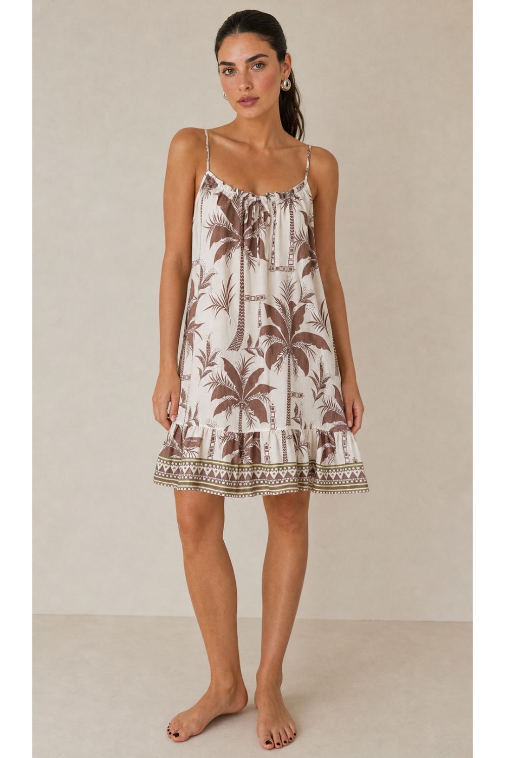 Vacation Mini Dress Χαρακτηριστικά Προϊόντος • Mini φόρεμα με tropical palm print • Ανάλαφρη Α γραμμή για άνετη εφαρμογή • Ρυθμιζόμενες τιράντες για ιδανική προσαρμογή • Ελαστικό τελείωμα στο μπούστο για σταθερή εφαρμογή • Διακοσμητικό κορδονάκι στο ντεκολτέ • Βολάν στο τελείωμα για περισσότερη κίνηση • One Size – καλύπτει έως X-Large • 100% βαμβακερό ύφασμα (Cotton) • Πολύ δροσερό, ανάλαφρο και εξαιρετικά μαλακό στην αφή • Breathable σύνθεση ιδανική για υψηλές θερμοκρασίες • Δεν διαφανίζει One Size – καλύπτει έως X-Large. Διαστάσεις Μέγεθος Στήθος Περιφέρεια Μήκος One Size έως 110–115 cm έως 130 cm 90 cm* *Το μήκος μπορεί να διαφέρει ελαφρώς ανάλογα με τη ρύθμιση στις τιράντες. Οδηγίες Φροντίδας • Πλύσιμο στους 30°C • Στύψιμο σε χαμηλές στροφές • Σιδέρωμα σε χαμηλή θερμοκρασία Vacation Mini Dress Χαρακτηριστικά Προϊόντος • Mini φόρεμα με tropical palm print • Ανάλαφρη Α γραμμή για άνετη εφαρμογή • Ρυθμιζόμενες τιράντες για ιδανική προσαρμογή • Ελαστικό τελείωμα στο μπούστο για σταθερή εφαρμογή • Διακοσμητικό κορδονάκι στο ντεκολτέ • Βολάν στο τελείωμα για περισσότερη κίνηση • One Size – καλύπτει έως X-Large • 100% βαμβακερό ύφασμα (Cotton) • Πολύ δροσερό, ανάλαφρο και εξαιρετικά μαλακό στην αφή • Breathable σύνθεση ιδανική για υψηλές θερμοκρασίες • Δεν διαφανίζει One Size – καλύπτει έως X-Large. Διαστάσεις Μέγεθος Στήθος Περιφέρεια Μήκος One Size έως 110–115 cm έως 130 cm 90 cm* *Το μήκος μπορεί να διαφέρει ελαφρώς ανάλογα με τη ρύθμιση στις τιράντες. Οδηγίες Φροντίδας • Πλύσιμο στους 30°C • Στύψιμο σε χαμηλές στροφές • Σιδέρωμα σε χαμηλή θερμοκρασία