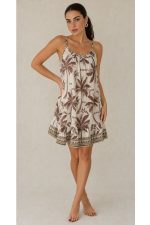 Vacation Mini Dress Χαρακτηριστικά Προϊόντος • Mini φόρεμα με tropical palm print • Ανάλαφρη Α γραμμή για άνετη εφαρμογή • Ρυθμιζόμενες τιράντες για ιδανική προσαρμογή • Ελαστικό τελείωμα στο μπούστο για σταθερή εφαρμογή • Διακοσμητικό κορδονάκι στο ντεκολτέ • Βολάν στο τελείωμα για περισσότερη κίνηση • One Size – καλύπτει έως X-Large • 100% βαμβακερό ύφασμα (Cotton) • Πολύ δροσερό, ανάλαφρο και εξαιρετικά μαλακό στην αφή • Breathable σύνθεση ιδανική για υψηλές θερμοκρασίες • Δεν διαφανίζει One Size – καλύπτει έως X-Large. Διαστάσεις Μέγεθος Στήθος Περιφέρεια Μήκος One Size έως 110–115 cm έως 130 cm 90 cm* *Το μήκος μπορεί να διαφέρει ελαφρώς ανάλογα με τη ρύθμιση στις τιράντες. Οδηγίες Φροντίδας • Πλύσιμο στους 30°C • Στύψιμο σε χαμηλές στροφές • Σιδέρωμα σε χαμηλή θερμοκρασία