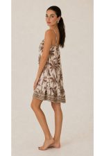 Vacation Mini Dress Χαρακτηριστικά Προϊόντος • Mini φόρεμα με tropical palm print • Ανάλαφρη Α γραμμή για άνετη εφαρμογή • Ρυθμιζόμενες τιράντες για ιδανική προσαρμογή • Ελαστικό τελείωμα στο μπούστο για σταθερή εφαρμογή • Διακοσμητικό κορδονάκι στο ντεκολτέ • Βολάν στο τελείωμα για περισσότερη κίνηση • One Size – καλύπτει έως X-Large • 100% βαμβακερό ύφασμα (Cotton) • Πολύ δροσερό, ανάλαφρο και εξαιρετικά μαλακό στην αφή • Breathable σύνθεση ιδανική για υψηλές θερμοκρασίες • Δεν διαφανίζει One Size – καλύπτει έως X-Large. Διαστάσεις Μέγεθος Στήθος Περιφέρεια Μήκος One Size έως 110–115 cm έως 130 cm 90 cm* *Το μήκος μπορεί να διαφέρει ελαφρώς ανάλογα με τη ρύθμιση στις τιράντες. Οδηγίες Φροντίδας • Πλύσιμο στους 30°C • Στύψιμο σε χαμηλές στροφές • Σιδέρωμα σε χαμηλή θερμοκρασία