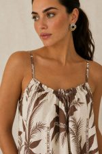 Vacation Mini Dress Χαρακτηριστικά Προϊόντος • Mini φόρεμα με tropical palm print • Ανάλαφρη Α γραμμή για άνετη εφαρμογή • Ρυθμιζόμενες τιράντες για ιδανική προσαρμογή • Ελαστικό τελείωμα στο μπούστο για σταθερή εφαρμογή • Διακοσμητικό κορδονάκι στο ντεκολτέ • Βολάν στο τελείωμα για περισσότερη κίνηση • One Size – καλύπτει έως X-Large • 100% βαμβακερό ύφασμα (Cotton) • Πολύ δροσερό, ανάλαφρο και εξαιρετικά μαλακό στην αφή • Breathable σύνθεση ιδανική για υψηλές θερμοκρασίες • Δεν διαφανίζει One Size – καλύπτει έως X-Large. Διαστάσεις Μέγεθος Στήθος Περιφέρεια Μήκος One Size έως 110–115 cm έως 130 cm 90 cm* *Το μήκος μπορεί να διαφέρει ελαφρώς ανάλογα με τη ρύθμιση στις τιράντες. Οδηγίες Φροντίδας • Πλύσιμο στους 30°C • Στύψιμο σε χαμηλές στροφές • Σιδέρωμα σε χαμηλή θερμοκρασία
