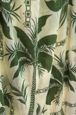 Vacation Mini Dress Χαρακτηριστικά Προϊόντος • Mini φόρεμα με tropical palm print • Ανάλαφρη Α γραμμή για άνετη εφαρμογή • Ρυθμιζόμενες τιράντες για ιδανική προσαρμογή • Ελαστικό τελείωμα στο μπούστο για σταθερή εφαρμογή • Διακοσμητικό κορδονάκι στο ντεκολτέ • Βολάν στο τελείωμα για περισσότερη κίνηση • One Size – καλύπτει έως X-Large • 100% βαμβακερό ύφασμα (Cotton) • Πολύ δροσερό, ανάλαφρο και εξαιρετικά μαλακό στην αφή • Breathable σύνθεση ιδανική για υψηλές θερμοκρασίες • Δεν διαφανίζει One Size – καλύπτει έως X-Large. Διαστάσεις Μέγεθος Στήθος Περιφέρεια Μήκος One Size έως 110–115 cm έως 130 cm 90 cm* *Το μήκος μπορεί να διαφέρει ελαφρώς ανάλογα με τη ρύθμιση στις τιράντες. Οδηγίες Φροντίδας • Πλύσιμο στους 30°C • Στύψιμο σε χαμηλές στροφές • Σιδέρωμα σε χαμηλή θερμοκρασία