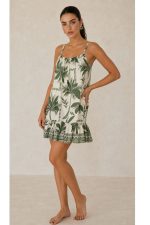 Vacation Mini Dress Χαρακτηριστικά Προϊόντος • Mini φόρεμα με tropical palm print • Ανάλαφρη Α γραμμή για άνετη εφαρμογή • Ρυθμιζόμενες τιράντες για ιδανική προσαρμογή • Ελαστικό τελείωμα στο μπούστο για σταθερή εφαρμογή • Διακοσμητικό κορδονάκι στο ντεκολτέ • Βολάν στο τελείωμα για περισσότερη κίνηση • One Size – καλύπτει έως X-Large • 100% βαμβακερό ύφασμα (Cotton) • Πολύ δροσερό, ανάλαφρο και εξαιρετικά μαλακό στην αφή • Breathable σύνθεση ιδανική για υψηλές θερμοκρασίες • Δεν διαφανίζει One Size – καλύπτει έως X-Large. Διαστάσεις Μέγεθος Στήθος Περιφέρεια Μήκος One Size έως 110–115 cm έως 130 cm 90 cm* *Το μήκος μπορεί να διαφέρει ελαφρώς ανάλογα με τη ρύθμιση στις τιράντες. Οδηγίες Φροντίδας • Πλύσιμο στους 30°C • Στύψιμο σε χαμηλές στροφές • Σιδέρωμα σε χαμηλή θερμοκρασία