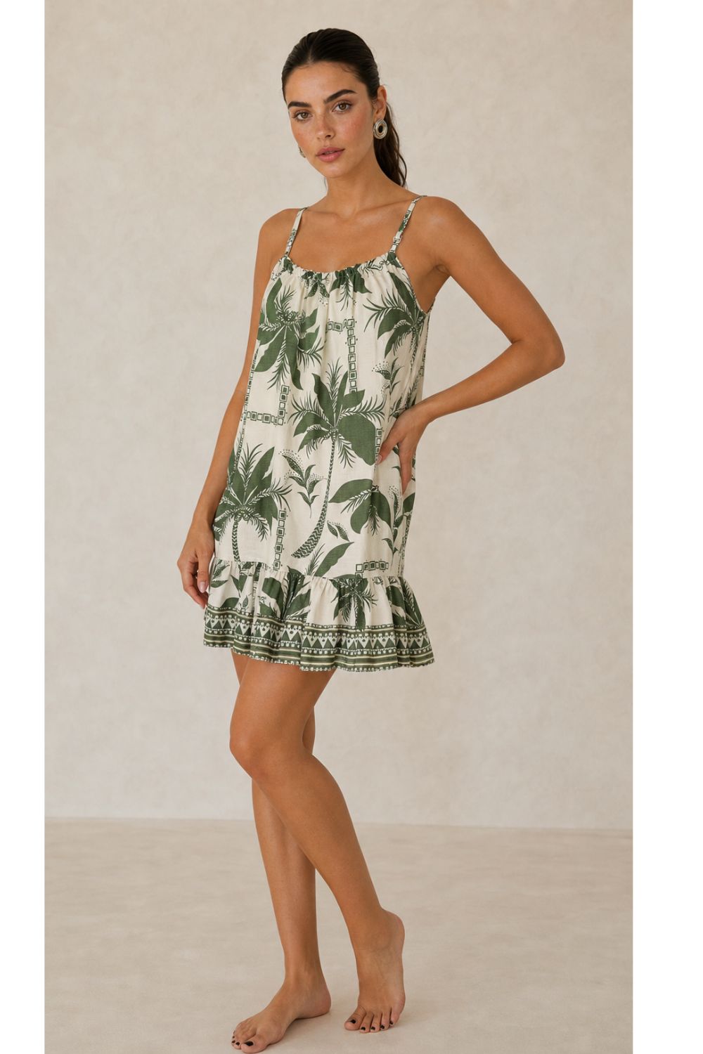 Vacation Mini Dress Χαρακτηριστικά Προϊόντος • Mini φόρεμα με tropical palm print • Ανάλαφρη Α γραμμή για άνετη εφαρμογή • Ρυθμιζόμενες τιράντες για ιδανική προσαρμογή • Ελαστικό τελείωμα στο μπούστο για σταθερή εφαρμογή • Διακοσμητικό κορδονάκι στο ντεκολτέ • Βολάν στο τελείωμα για περισσότερη κίνηση • One Size – καλύπτει έως X-Large • 100% βαμβακερό ύφασμα (Cotton) • Πολύ δροσερό, ανάλαφρο και εξαιρετικά μαλακό στην αφή • Breathable σύνθεση ιδανική για υψηλές θερμοκρασίες • Δεν διαφανίζει One Size – καλύπτει έως X-Large. Διαστάσεις Μέγεθος Στήθος Περιφέρεια Μήκος One Size έως 110–115 cm έως 130 cm 90 cm* *Το μήκος μπορεί να διαφέρει ελαφρώς ανάλογα με τη ρύθμιση στις τιράντες. Οδηγίες Φροντίδας • Πλύσιμο στους 30°C • Στύψιμο σε χαμηλές στροφές • Σιδέρωμα σε χαμηλή θερμοκρασία Vacation Mini Dress Χαρακτηριστικά Προϊόντος • Mini φόρεμα με tropical palm print • Ανάλαφρη Α γραμμή για άνετη εφαρμογή • Ρυθμιζόμενες τιράντες για ιδανική προσαρμογή • Ελαστικό τελείωμα στο μπούστο για σταθερή εφαρμογή • Διακοσμητικό κορδονάκι στο ντεκολτέ • Βολάν στο τελείωμα για περισσότερη κίνηση • One Size – καλύπτει έως X-Large • 100% βαμβακερό ύφασμα (Cotton) • Πολύ δροσερό, ανάλαφρο και εξαιρετικά μαλακό στην αφή • Breathable σύνθεση ιδανική για υψηλές θερμοκρασίες • Δεν διαφανίζει One Size – καλύπτει έως X-Large. Διαστάσεις Μέγεθος Στήθος Περιφέρεια Μήκος One Size έως 110–115 cm έως 130 cm 90 cm* *Το μήκος μπορεί να διαφέρει ελαφρώς ανάλογα με τη ρύθμιση στις τιράντες. Οδηγίες Φροντίδας • Πλύσιμο στους 30°C • Στύψιμο σε χαμηλές στροφές • Σιδέρωμα σε χαμηλή θερμοκρασία