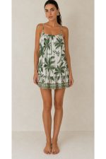 Vacation Mini Dress Χαρακτηριστικά Προϊόντος • Mini φόρεμα με tropical palm print • Ανάλαφρη Α γραμμή για άνετη εφαρμογή • Ρυθμιζόμενες τιράντες για ιδανική προσαρμογή • Ελαστικό τελείωμα στο μπούστο για σταθερή εφαρμογή • Διακοσμητικό κορδονάκι στο ντεκολτέ • Βολάν στο τελείωμα για περισσότερη κίνηση • One Size – καλύπτει έως X-Large • 100% βαμβακερό ύφασμα (Cotton) • Πολύ δροσερό, ανάλαφρο και εξαιρετικά μαλακό στην αφή • Breathable σύνθεση ιδανική για υψηλές θερμοκρασίες • Δεν διαφανίζει One Size – καλύπτει έως X-Large. Διαστάσεις Μέγεθος Στήθος Περιφέρεια Μήκος One Size έως 110–115 cm έως 130 cm 90 cm* *Το μήκος μπορεί να διαφέρει ελαφρώς ανάλογα με τη ρύθμιση στις τιράντες. Οδηγίες Φροντίδας • Πλύσιμο στους 30°C • Στύψιμο σε χαμηλές στροφές • Σιδέρωμα σε χαμηλή θερμοκρασία