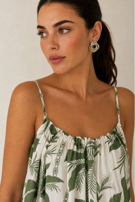 Vacation Mini Dress Χαρακτηριστικά Προϊόντος • Mini φόρεμα με tropical palm print • Ανάλαφρη Α γραμμή για άνετη εφαρμογή • Ρυθμιζόμενες τιράντες για ιδανική προσαρμογή • Ελαστικό τελείωμα στο μπούστο για σταθερή εφαρμογή • Διακοσμητικό κορδονάκι στο ντεκολτέ • Βολάν στο τελείωμα για περισσότερη κίνηση • One Size – καλύπτει έως X-Large • 100% βαμβακερό ύφασμα (Cotton) • Πολύ δροσερό, ανάλαφρο και εξαιρετικά μαλακό στην αφή • Breathable σύνθεση ιδανική για υψηλές θερμοκρασίες • Δεν διαφανίζει One Size – καλύπτει έως X-Large. Διαστάσεις Μέγεθος Στήθος Περιφέρεια Μήκος One Size έως 110–115 cm έως 130 cm 90 cm* *Το μήκος μπορεί να διαφέρει ελαφρώς ανάλογα με τη ρύθμιση στις τιράντες. Οδηγίες Φροντίδας • Πλύσιμο στους 30°C • Στύψιμο σε χαμηλές στροφές • Σιδέρωμα σε χαμηλή θερμοκρασία
