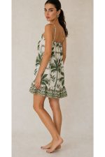 Vacation Mini Dress Χαρακτηριστικά Προϊόντος • Mini φόρεμα με tropical palm print • Ανάλαφρη Α γραμμή για άνετη εφαρμογή • Ρυθμιζόμενες τιράντες για ιδανική προσαρμογή • Ελαστικό τελείωμα στο μπούστο για σταθερή εφαρμογή • Διακοσμητικό κορδονάκι στο ντεκολτέ • Βολάν στο τελείωμα για περισσότερη κίνηση • One Size – καλύπτει έως X-Large • 100% βαμβακερό ύφασμα (Cotton) • Πολύ δροσερό, ανάλαφρο και εξαιρετικά μαλακό στην αφή • Breathable σύνθεση ιδανική για υψηλές θερμοκρασίες • Δεν διαφανίζει One Size – καλύπτει έως X-Large. Διαστάσεις Μέγεθος Στήθος Περιφέρεια Μήκος One Size έως 110–115 cm έως 130 cm 90 cm* *Το μήκος μπορεί να διαφέρει ελαφρώς ανάλογα με τη ρύθμιση στις τιράντες. Οδηγίες Φροντίδας • Πλύσιμο στους 30°C • Στύψιμο σε χαμηλές στροφές • Σιδέρωμα σε χαμηλή θερμοκρασία