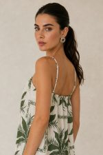 Vacation Mini Dress Χαρακτηριστικά Προϊόντος • Mini φόρεμα με tropical palm print • Ανάλαφρη Α γραμμή για άνετη εφαρμογή • Ρυθμιζόμενες τιράντες για ιδανική προσαρμογή • Ελαστικό τελείωμα στο μπούστο για σταθερή εφαρμογή • Διακοσμητικό κορδονάκι στο ντεκολτέ • Βολάν στο τελείωμα για περισσότερη κίνηση • One Size – καλύπτει έως X-Large • 100% βαμβακερό ύφασμα (Cotton) • Πολύ δροσερό, ανάλαφρο και εξαιρετικά μαλακό στην αφή • Breathable σύνθεση ιδανική για υψηλές θερμοκρασίες • Δεν διαφανίζει One Size – καλύπτει έως X-Large. Διαστάσεις Μέγεθος Στήθος Περιφέρεια Μήκος One Size έως 110–115 cm έως 130 cm 90 cm* *Το μήκος μπορεί να διαφέρει ελαφρώς ανάλογα με τη ρύθμιση στις τιράντες. Οδηγίες Φροντίδας • Πλύσιμο στους 30°C • Στύψιμο σε χαμηλές στροφές • Σιδέρωμα σε χαμηλή θερμοκρασία