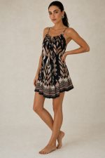 Vacation Mini Dress Χαρακτηριστικά Προϊόντος • Mini φόρεμα με tropical palm print • Ανάλαφρη Α γραμμή για άνετη εφαρμογή • Ρυθμιζόμενες τιράντες για ιδανική προσαρμογή • Ελαστικό τελείωμα στο μπούστο για σταθερή εφαρμογή • Διακοσμητικό κορδονάκι στο ντεκολτέ • Βολάν στο τελείωμα για περισσότερη κίνηση • One Size – καλύπτει έως X-Large • 100% βαμβακερό ύφασμα (Cotton) • Πολύ δροσερό, ανάλαφρο και εξαιρετικά μαλακό στην αφή • Breathable σύνθεση ιδανική για υψηλές θερμοκρασίες • Δεν διαφανίζει One Size – καλύπτει έως X-Large. Διαστάσεις Μέγεθος Στήθος Περιφέρεια Μήκος One Size έως 110–115 cm έως 130 cm 90 cm* *Το μήκος μπορεί να διαφέρει ελαφρώς ανάλογα με τη ρύθμιση στις τιράντες. Οδηγίες Φροντίδας • Πλύσιμο στους 30°C • Στύψιμο σε χαμηλές στροφές • Σιδέρωμα σε χαμηλή θερμοκρασία