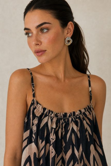 Vacation Mini Dress Χαρακτηριστικά Προϊόντος • Mini φόρεμα με tropical palm print • Ανάλαφρη Α γραμμή για άνετη εφαρμογή • Ρυθμιζόμενες τιράντες για ιδανική προσαρμογή • Ελαστικό τελείωμα στο μπούστο για σταθερή εφαρμογή • Διακοσμητικό κορδονάκι στο ντεκολτέ • Βολάν στο τελείωμα για περισσότερη κίνηση • One Size – καλύπτει έως X-Large • 100% βαμβακερό ύφασμα (Cotton) • Πολύ δροσερό, ανάλαφρο και εξαιρετικά μαλακό στην αφή • Breathable σύνθεση ιδανική για υψηλές θερμοκρασίες • Δεν διαφανίζει One Size – καλύπτει έως X-Large. Διαστάσεις Μέγεθος Στήθος Περιφέρεια Μήκος One Size έως 110–115 cm έως 130 cm 90 cm* *Το μήκος μπορεί να διαφέρει ελαφρώς ανάλογα με τη ρύθμιση στις τιράντες. Οδηγίες Φροντίδας • Πλύσιμο στους 30°C • Στύψιμο σε χαμηλές στροφές • Σιδέρωμα σε χαμηλή θερμοκρασία