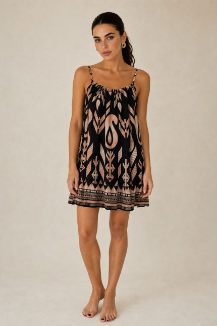 Vacation Mini Dress Χαρακτηριστικά Προϊόντος • Mini φόρεμα με tropical palm print • Ανάλαφρη Α γραμμή για άνετη εφαρμογή • Ρυθμιζόμενες τιράντες για ιδανική προσαρμογή • Ελαστικό τελείωμα στο μπούστο για σταθερή εφαρμογή • Διακοσμητικό κορδονάκι στο ντεκολτέ • Βολάν στο τελείωμα για περισσότερη κίνηση • One Size – καλύπτει έως X-Large • 100% βαμβακερό ύφασμα (Cotton) • Πολύ δροσερό, ανάλαφρο και εξαιρετικά μαλακό στην αφή • Breathable σύνθεση ιδανική για υψηλές θερμοκρασίες • Δεν διαφανίζει One Size – καλύπτει έως X-Large. Διαστάσεις Μέγεθος Στήθος Περιφέρεια Μήκος One Size έως 110–115 cm έως 130 cm 90 cm* *Το μήκος μπορεί να διαφέρει ελαφρώς ανάλογα με τη ρύθμιση στις τιράντες. Οδηγίες Φροντίδας • Πλύσιμο στους 30°C • Στύψιμο σε χαμηλές στροφές • Σιδέρωμα σε χαμηλή θερμοκρασία