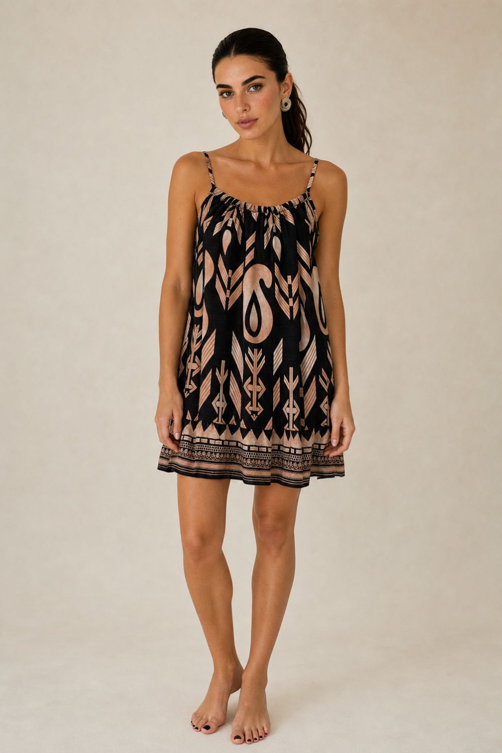 Vacation Mini Dress Χαρακτηριστικά Προϊόντος • Mini φόρεμα με tropical palm print • Ανάλαφρη Α γραμμή για άνετη εφαρμογή • Ρυθμιζόμενες τιράντες για ιδανική προσαρμογή • Ελαστικό τελείωμα στο μπούστο για σταθερή εφαρμογή • Διακοσμητικό κορδονάκι στο ντεκολτέ • Βολάν στο τελείωμα για περισσότερη κίνηση • One Size – καλύπτει έως X-Large • 100% βαμβακερό ύφασμα (Cotton) • Πολύ δροσερό, ανάλαφρο και εξαιρετικά μαλακό στην αφή • Breathable σύνθεση ιδανική για υψηλές θερμοκρασίες • Δεν διαφανίζει One Size – καλύπτει έως X-Large. Διαστάσεις Μέγεθος Στήθος Περιφέρεια Μήκος One Size έως 110–115 cm έως 130 cm 90 cm* *Το μήκος μπορεί να διαφέρει ελαφρώς ανάλογα με τη ρύθμιση στις τιράντες. Οδηγίες Φροντίδας • Πλύσιμο στους 30°C • Στύψιμο σε χαμηλές στροφές • Σιδέρωμα σε χαμηλή θερμοκρασία Vacation Mini Dress Χαρακτηριστικά Προϊόντος • Mini φόρεμα με tropical palm print • Ανάλαφρη Α γραμμή για άνετη εφαρμογή • Ρυθμιζόμενες τιράντες για ιδανική προσαρμογή • Ελαστικό τελείωμα στο μπούστο για σταθερή εφαρμογή • Διακοσμητικό κορδονάκι στο ντεκολτέ • Βολάν στο τελείωμα για περισσότερη κίνηση • One Size – καλύπτει έως X-Large • 100% βαμβακερό ύφασμα (Cotton) • Πολύ δροσερό, ανάλαφρο και εξαιρετικά μαλακό στην αφή • Breathable σύνθεση ιδανική για υψηλές θερμοκρασίες • Δεν διαφανίζει One Size – καλύπτει έως X-Large. Διαστάσεις Μέγεθος Στήθος Περιφέρεια Μήκος One Size έως 110–115 cm έως 130 cm 90 cm* *Το μήκος μπορεί να διαφέρει ελαφρώς ανάλογα με τη ρύθμιση στις τιράντες. Οδηγίες Φροντίδας • Πλύσιμο στους 30°C • Στύψιμο σε χαμηλές στροφές • Σιδέρωμα σε χαμηλή θερμοκρασία