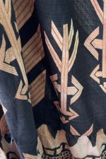 Vacation Mini Dress Χαρακτηριστικά Προϊόντος • Mini φόρεμα με tropical palm print • Ανάλαφρη Α γραμμή για άνετη εφαρμογή • Ρυθμιζόμενες τιράντες για ιδανική προσαρμογή • Ελαστικό τελείωμα στο μπούστο για σταθερή εφαρμογή • Διακοσμητικό κορδονάκι στο ντεκολτέ • Βολάν στο τελείωμα για περισσότερη κίνηση • One Size – καλύπτει έως X-Large • 100% βαμβακερό ύφασμα (Cotton) • Πολύ δροσερό, ανάλαφρο και εξαιρετικά μαλακό στην αφή • Breathable σύνθεση ιδανική για υψηλές θερμοκρασίες • Δεν διαφανίζει One Size – καλύπτει έως X-Large. Διαστάσεις Μέγεθος Στήθος Περιφέρεια Μήκος One Size έως 110–115 cm έως 130 cm 90 cm* *Το μήκος μπορεί να διαφέρει ελαφρώς ανάλογα με τη ρύθμιση στις τιράντες. Οδηγίες Φροντίδας • Πλύσιμο στους 30°C • Στύψιμο σε χαμηλές στροφές • Σιδέρωμα σε χαμηλή θερμοκρασία