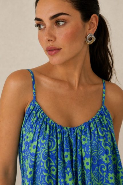 Blue Green Paisley Art Silk Mini Dress Χαρακτηριστικά Προϊόντος • Mini φόρεμα με paisley print σε μπλε & πράσινες αποχρώσεις • Ανάλαφρη Α γραμμή για άνετη εφαρμογή • Ρυθμιζόμενες τιράντες για τέλεια εφαρμογή • Ελαστικό τελείωμα στο μπούστο για σταθερό και άνετο κράτημα • Βολάν στο τελείωμα για ανάλαφρη κίνηση • One Size – καλύπτει έως X-Large • Ύφασμα Art Silk • Εξαιρετικά δροσερό, ανάλαφρο και απαλό στην αφή • Ρευστή εφαρμογή που αγκαλιάζει όμορφα το σώμα • Δεν διαφανίζει Διαστάσεις Μέγεθος Στήθος Περιφέρεια Μήκος One Size έως 120 cm έως 140 cm 90 cm* Οδηγίες Φροντίδας • Πλύσιμο στο κρύο νερό • Χωρίς στύψιμο • Δεν χρειάζεται σιδέρωμα