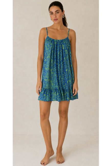 Blue Green Paisley Art Silk Mini Dress Χαρακτηριστικά Προϊόντος • Mini φόρεμα με paisley print σε μπλε & πράσινες αποχρώσεις • Ανάλαφρη Α γραμμή για άνετη εφαρμογή • Ρυθμιζόμενες τιράντες για τέλεια εφαρμογή • Ελαστικό τελείωμα στο μπούστο για σταθερό και άνετο κράτημα • Βολάν στο τελείωμα για ανάλαφρη κίνηση • One Size – καλύπτει έως X-Large • Ύφασμα Art Silk • Εξαιρετικά δροσερό, ανάλαφρο και απαλό στην αφή • Ρευστή εφαρμογή που αγκαλιάζει όμορφα το σώμα • Δεν διαφανίζει Διαστάσεις Μέγεθος Στήθος Περιφέρεια Μήκος One Size έως 120 cm έως 140 cm 90 cm* Οδηγίες Φροντίδας • Πλύσιμο στο κρύο νερό • Χωρίς στύψιμο • Δεν χρειάζεται σιδέρωμα
