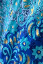 Italy Mini Art Silk Dress Χαρακτηριστικά Προϊόντος • Mini φόρεμα με ιδιαίτερο  print σε αποχρώσεις του γαλάζιου και του μπλε και του χρυσού • V λαιμόκοψη μπροστά και πίσω • Ρυθμιζόμενες τιράντες που δένουν στους ώμους με διακοσμητικές φούντες • Άνετη Α γραμμή που κολακεύει τη σιλουέτα ασύμμετρο σχέδιο  • Ανάλαφρη εφαρμογή με όμορφη κίνηση • One Size – καλύπτει έως X-Large • Ύφασμα Art Silk • Πολύ δροσερό, ανάλαφρο και εξαιρετικά απαλό στην αφή • Δεν διαφανίζει Διαστάσεις Μέγεθος Στήθος Περιφέρεια Μήκος One Size έως 118 cm έως 140 cm 90 cm* *Το μήκος προσαρμόζεται εύκολα χάρη στις τιράντες που δένουν στους ώμους. Οδηγίες Φροντίδας • Πλύσιμο στο κρύο νερό • Χωρίς στύψιμο • Δεν χρειάζεται σιδέρωμα