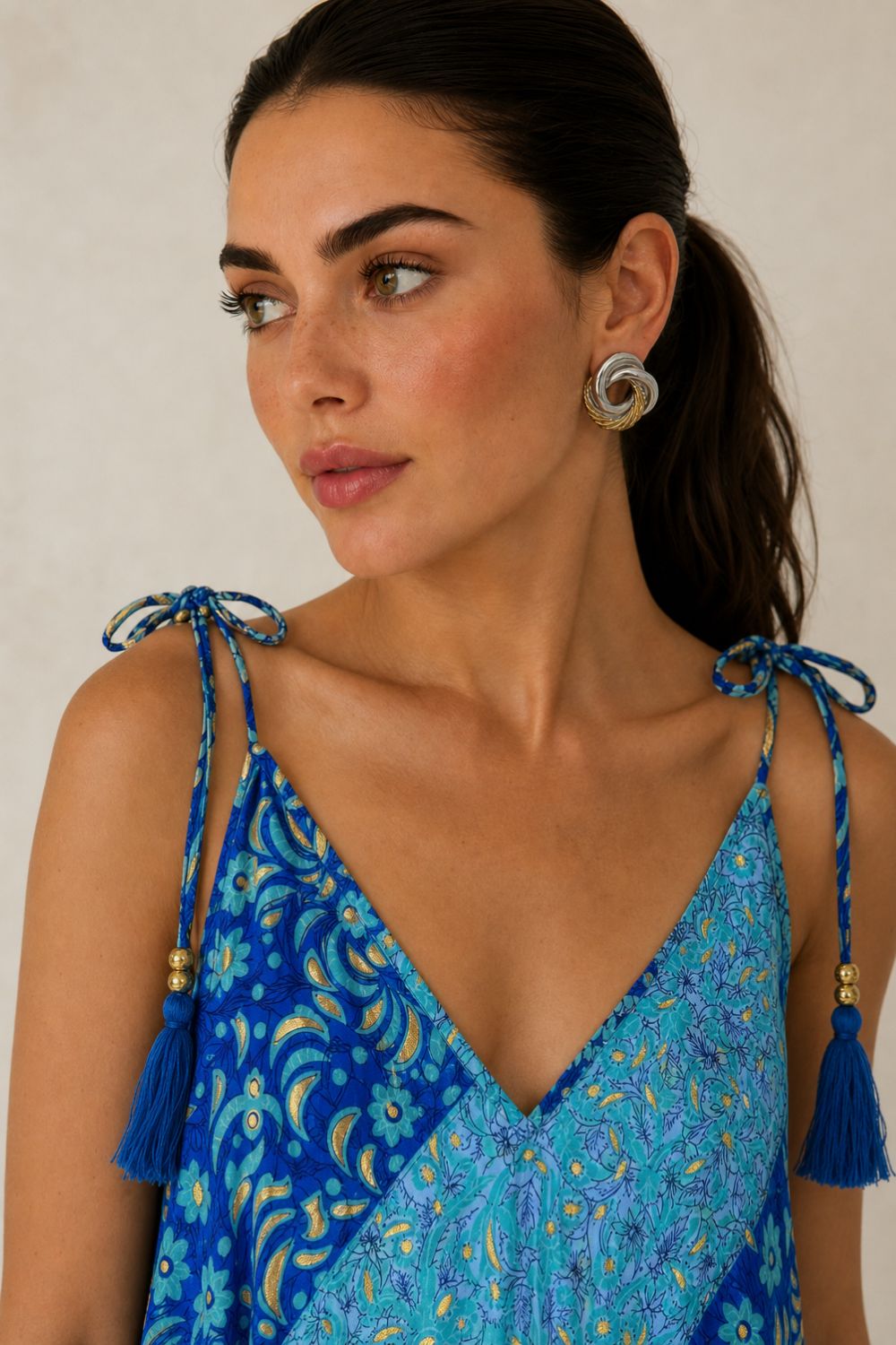 Italy Mini Art Silk Dress Χαρακτηριστικά Προϊόντος • Mini φόρεμα με ιδιαίτερο print σε αποχρώσεις του γαλάζιου και του μπλε και του χρυσού • V λαιμόκοψη μπροστά και πίσω • Ρυθμιζόμενες τιράντες που δένουν στους ώμους με διακοσμητικές φούντες • Άνετη Α γραμμή που κολακεύει τη σιλουέτα ασύμμετρο σχέδιο • Ανάλαφρη εφαρμογή με όμορφη κίνηση • One Size – καλύπτει έως X-Large • Ύφασμα Art Silk • Πολύ δροσερό, ανάλαφρο και εξαιρετικά απαλό στην αφή • Δεν διαφανίζει Διαστάσεις Μέγεθος Στήθος Περιφέρεια Μήκος One Size έως 118 cm έως 140 cm 90 cm* *Το μήκος προσαρμόζεται εύκολα χάρη στις τιράντες που δένουν στους ώμους. Οδηγίες Φροντίδας • Πλύσιμο στο κρύο νερό • Χωρίς στύψιμο • Δεν χρειάζεται σιδέρωμα Italy Mini Art Silk Dress Χαρακτηριστικά Προϊόντος • Mini φόρεμα με ιδιαίτερο print σε αποχρώσεις του γαλάζιου και του μπλε και του χρυσού • V λαιμόκοψη μπροστά και πίσω • Ρυθμιζόμενες τιράντες που δένουν στους ώμους με διακοσμητικές φούντες • Άνετη Α γραμμή που κολακεύει τη σιλουέτα ασύμμετρο σχέδιο • Ανάλαφρη εφαρμογή με όμορφη κίνηση • One Size – καλύπτει έως X-Large • Ύφασμα Art Silk • Πολύ δροσερό, ανάλαφρο και εξαιρετικά απαλό στην αφή • Δεν διαφανίζει Διαστάσεις Μέγεθος Στήθος Περιφέρεια Μήκος One Size έως 118 cm έως 140 cm 90 cm* *Το μήκος προσαρμόζεται εύκολα χάρη στις τιράντες που δένουν στους ώμους. Οδηγίες Φροντίδας • Πλύσιμο στο κρύο νερό • Χωρίς στύψιμο • Δεν χρειάζεται σιδέρωμα