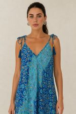 Italy Mini Art Silk Dress Χαρακτηριστικά Προϊόντος • Mini φόρεμα με ιδιαίτερο  print σε αποχρώσεις του γαλάζιου και του μπλε και του χρυσού • V λαιμόκοψη μπροστά και πίσω • Ρυθμιζόμενες τιράντες που δένουν στους ώμους με διακοσμητικές φούντες • Άνετη Α γραμμή που κολακεύει τη σιλουέτα ασύμμετρο σχέδιο  • Ανάλαφρη εφαρμογή με όμορφη κίνηση • One Size – καλύπτει έως X-Large • Ύφασμα Art Silk • Πολύ δροσερό, ανάλαφρο και εξαιρετικά απαλό στην αφή • Δεν διαφανίζει Διαστάσεις Μέγεθος Στήθος Περιφέρεια Μήκος One Size έως 118 cm έως 140 cm 90 cm* *Το μήκος προσαρμόζεται εύκολα χάρη στις τιράντες που δένουν στους ώμους. Οδηγίες Φροντίδας • Πλύσιμο στο κρύο νερό • Χωρίς στύψιμο • Δεν χρειάζεται σιδέρωμα