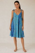 Italy Mini Art Silk Dress Χαρακτηριστικά Προϊόντος • Mini φόρεμα με ιδιαίτερο  print σε αποχρώσεις του γαλάζιου και του μπλε και του χρυσού • V λαιμόκοψη μπροστά και πίσω • Ρυθμιζόμενες τιράντες που δένουν στους ώμους με διακοσμητικές φούντες • Άνετη Α γραμμή που κολακεύει τη σιλουέτα ασύμμετρο σχέδιο  • Ανάλαφρη εφαρμογή με όμορφη κίνηση • One Size – καλύπτει έως X-Large • Ύφασμα Art Silk • Πολύ δροσερό, ανάλαφρο και εξαιρετικά απαλό στην αφή • Δεν διαφανίζει Διαστάσεις Μέγεθος Στήθος Περιφέρεια Μήκος One Size έως 118 cm έως 140 cm 90 cm* *Το μήκος προσαρμόζεται εύκολα χάρη στις τιράντες που δένουν στους ώμους. Οδηγίες Φροντίδας • Πλύσιμο στο κρύο νερό • Χωρίς στύψιμο • Δεν χρειάζεται σιδέρωμα