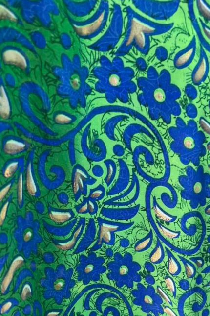 Italy Mini Art Silk Dress in green Χαρακτηριστικά Προϊόντος • Mini φόρεμα με ιδιαίτερο  print σε αποχρώσεις του πράσινου  του μπλε και του χρυσού • V λαιμόκοψη μπροστά και πίσω • Ρυθμιζόμενες τιράντες που δένουν στους ώμους με διακοσμητικές φούντες • Άνετη Α γραμμή που κολακεύει τη σιλουέτα ασύμμετρο σχέδιο  • Ανάλαφρη εφαρμογή με όμορφη κίνηση • One Size – καλύπτει έως X-Large • Ύφασμα Art Silk • Πολύ δροσερό, ανάλαφρο και εξαιρετικά απαλό στην αφή • Δεν διαφανίζει Διαστάσεις Μέγεθος Στήθος Περιφέρεια Μήκος One Size έως 118 cm έως 140 cm 90 cm* *Το μήκος προσαρμόζεται εύκολα χάρη στις τιράντες που δένουν στους ώμους. Οδηγίες Φροντίδας • Πλύσιμο στο κρύο νερό • Χωρίς στύψιμο • Δεν χρειάζεται σιδέρωμα