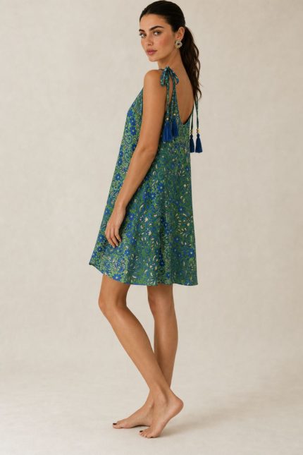 Italy Mini Art Silk Dress in green Χαρακτηριστικά Προϊόντος • Mini φόρεμα με ιδιαίτερο  print σε αποχρώσεις του πράσινου  του μπλε και του χρυσού • V λαιμόκοψη μπροστά και πίσω • Ρυθμιζόμενες τιράντες που δένουν στους ώμους με διακοσμητικές φούντες • Άνετη Α γραμμή που κολακεύει τη σιλουέτα ασύμμετρο σχέδιο  • Ανάλαφρη εφαρμογή με όμορφη κίνηση • One Size – καλύπτει έως X-Large • Ύφασμα Art Silk • Πολύ δροσερό, ανάλαφρο και εξαιρετικά απαλό στην αφή • Δεν διαφανίζει Διαστάσεις Μέγεθος Στήθος Περιφέρεια Μήκος One Size έως 118 cm έως 140 cm 90 cm* *Το μήκος προσαρμόζεται εύκολα χάρη στις τιράντες που δένουν στους ώμους. Οδηγίες Φροντίδας • Πλύσιμο στο κρύο νερό • Χωρίς στύψιμο • Δεν χρειάζεται σιδέρωμα