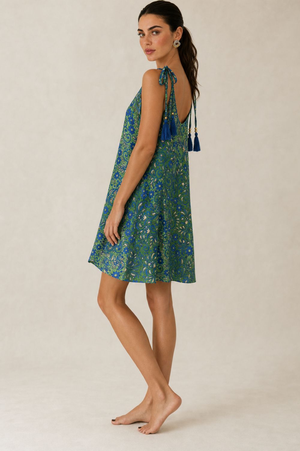 Italy Mini Art Silk Dress in green Χαρακτηριστικά Προϊόντος • Mini φόρεμα με ιδιαίτερο print σε αποχρώσεις του πράσινου του μπλε και του χρυσού • V λαιμόκοψη μπροστά και πίσω • Ρυθμιζόμενες τιράντες που δένουν στους ώμους με διακοσμητικές φούντες • Άνετη Α γραμμή που κολακεύει τη σιλουέτα ασύμμετρο σχέδιο • Ανάλαφρη εφαρμογή με όμορφη κίνηση • One Size – καλύπτει έως X-Large • Ύφασμα Art Silk • Πολύ δροσερό, ανάλαφρο και εξαιρετικά απαλό στην αφή • Δεν διαφανίζει Διαστάσεις Μέγεθος Στήθος Περιφέρεια Μήκος One Size έως 118 cm έως 140 cm 90 cm* *Το μήκος προσαρμόζεται εύκολα χάρη στις τιράντες που δένουν στους ώμους. Οδηγίες Φροντίδας • Πλύσιμο στο κρύο νερό • Χωρίς στύψιμο • Δεν χρειάζεται σιδέρωμα Italy Mini Art Silk Dress in green Χαρακτηριστικά Προϊόντος • Mini φόρεμα με ιδιαίτερο print σε αποχρώσεις του πράσινου του μπλε και του χρυσού • V λαιμόκοψη μπροστά και πίσω • Ρυθμιζόμενες τιράντες που δένουν στους ώμους με διακοσμητικές φούντες • Άνετη Α γραμμή που κολακεύει τη σιλουέτα ασύμμετρο σχέδιο • Ανάλαφρη εφαρμογή με όμορφη κίνηση • One Size – καλύπτει έως X-Large • Ύφασμα Art Silk • Πολύ δροσερό, ανάλαφρο και εξαιρετικά απαλό στην αφή • Δεν διαφανίζει Διαστάσεις Μέγεθος Στήθος Περιφέρεια Μήκος One Size έως 118 cm έως 140 cm 90 cm* *Το μήκος προσαρμόζεται εύκολα χάρη στις τιράντες που δένουν στους ώμους. Οδηγίες Φροντίδας • Πλύσιμο στο κρύο νερό • Χωρίς στύψιμο • Δεν χρειάζεται σιδέρωμα