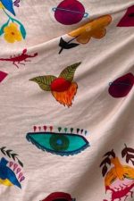 Funky Viscose Wrap Mini Skirt Κωδικός: 7891 Χαρακτηριστικά Προϊόντος • Mini κρουαζέ φούστα με ρυθμιζόμενο δέσιμο στη μέση • Διπλή εφαρμογή με εσωτερικό και εξωτερικό δέσιμο • Εσωτερικό φύλλο που ασφαλίζει με κορδονάκι • Εξωτερικό φύλλο που αγκαλιάζει το σώμα και δένει στη μέση • Προσαρμόζεται εύκολα στη σιλουέτα • Άνετη και θηλυκή γραμμή • One Size – καλύπτει έως Large • Viscose blend σύνθεση • Ανάλαφρη, δροσερή και breathable αίσθηση • Μαλακή υφή με φυσική κίνηση • Ιδανική για καθημερινές εμφανίσεις, διακοπές και καλοκαιρινά looks Διαστάσεις Μέγεθος Μέση Περιφέρεια Μήκος One Size έως 100 cm (ρυθμιζόμενη) έως 110 cm Mini Φροντίδα • Πλύσιμο στους 30°C • Χωρίς στύψιμο • Σιδέρωμα σε χαμηλή θερμοκρασία